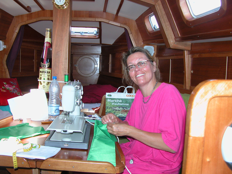 Ariane beim Nähen