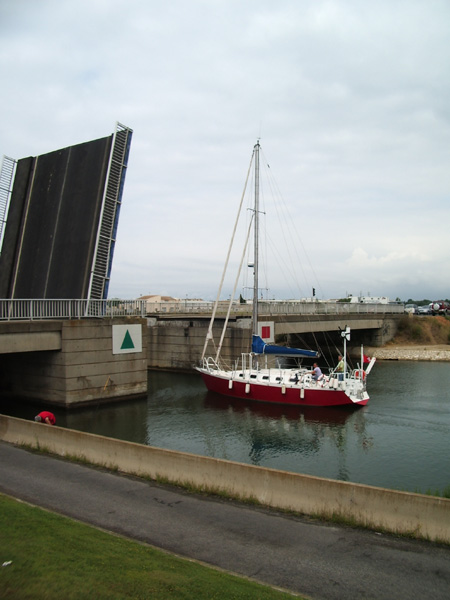 durch die obere Brücke