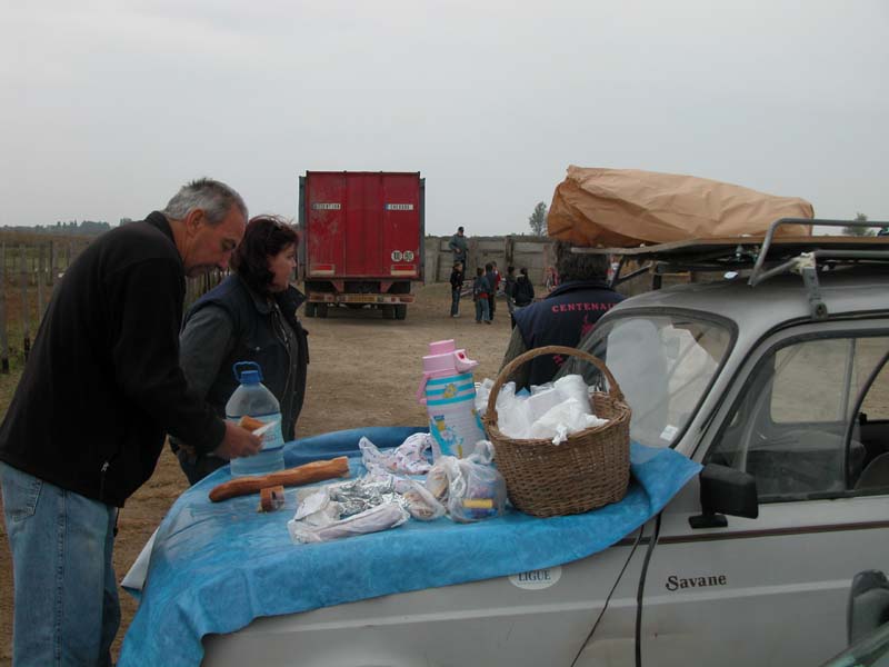 Picknick auf der Kühlerhaube (Mme Sirvent und Martin)