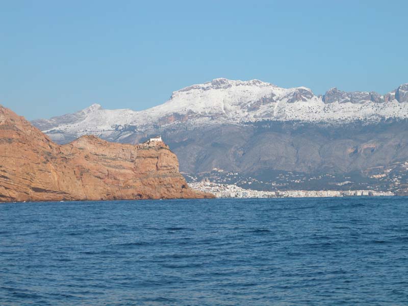 Punta del Albir vor frisch verschneiten Höhen 
