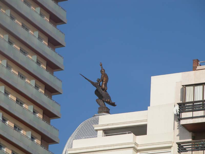 Statue in luftiger Höhe 