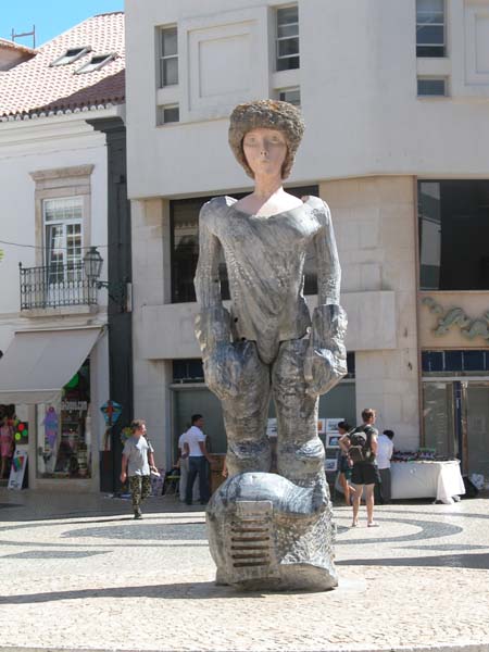 Skulptur auf dem Gil–Eanes–Platz 