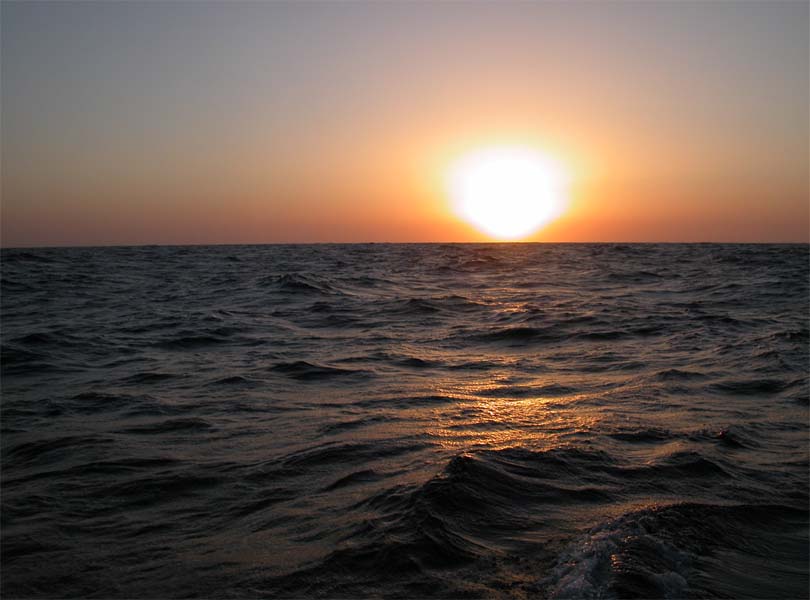 Sonnenuntergang auf offenem Meer 