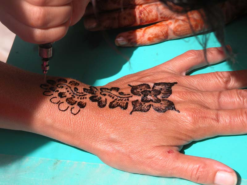 Ein Henna–Tattoo entsteht 