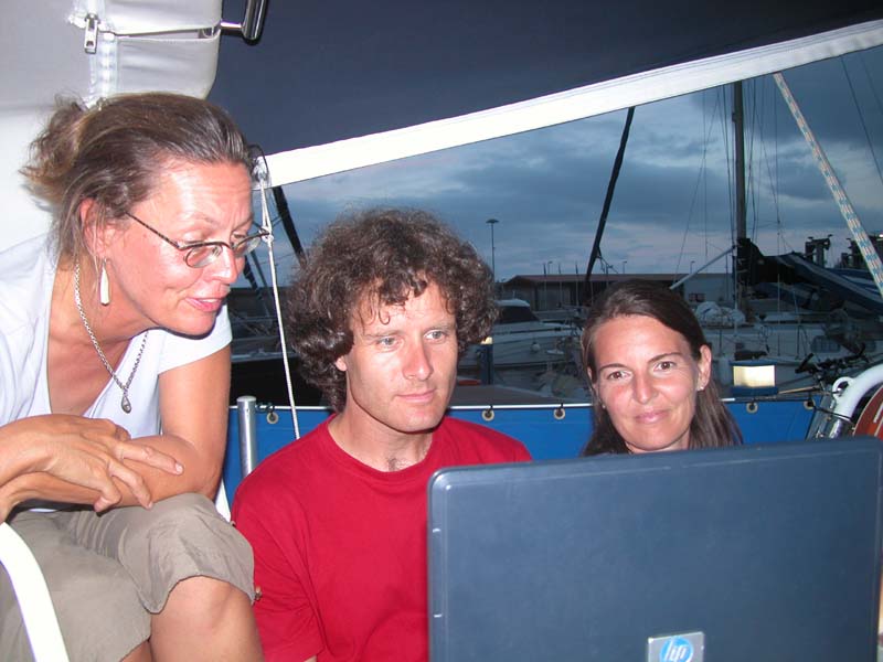 Ariane, Andreas und Karin beim Photos anschauen 