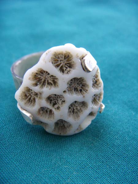 Fingerring mit Koralle 
