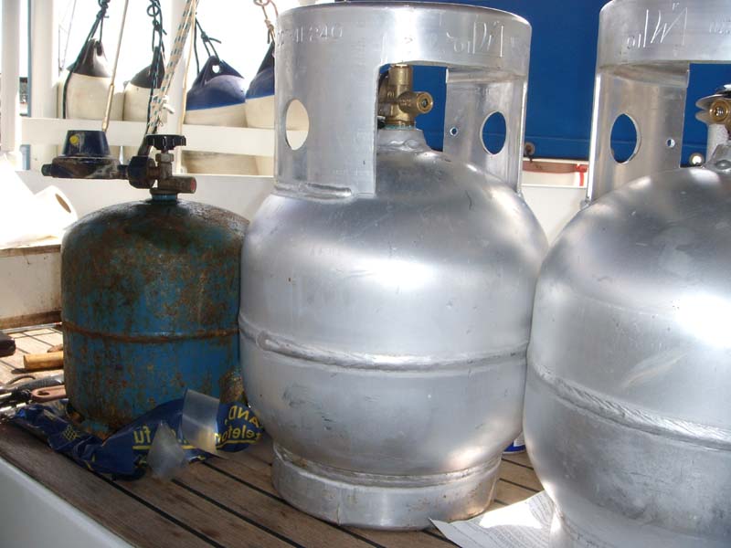 Alte und neue Gasflasche 