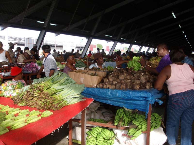 Okras, Frühlingszwiebeln, Bananen, Wurzeln und so 