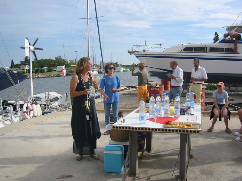 Die Flasche ist bereit (Schiffstaufe Juli 2005) 