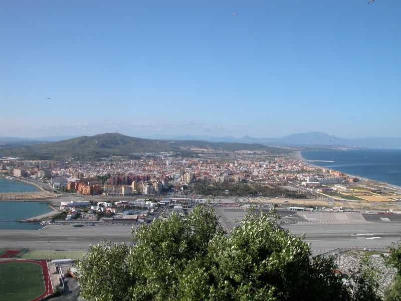 Blick vom Affenfelsen auf La Linea, Gibraltar (April 2006) 