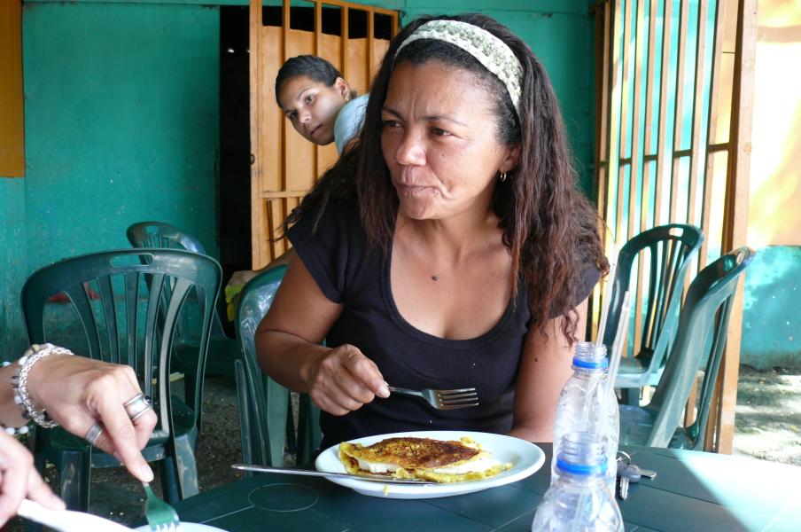María beim Cachapa mit Käse 