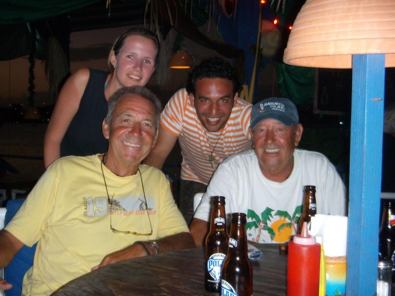 Martin, Adriana, Karim und Tony an der Happy Hour 