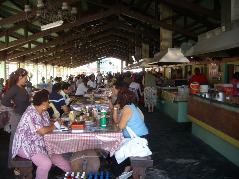 Esshalle mit Garküchen 