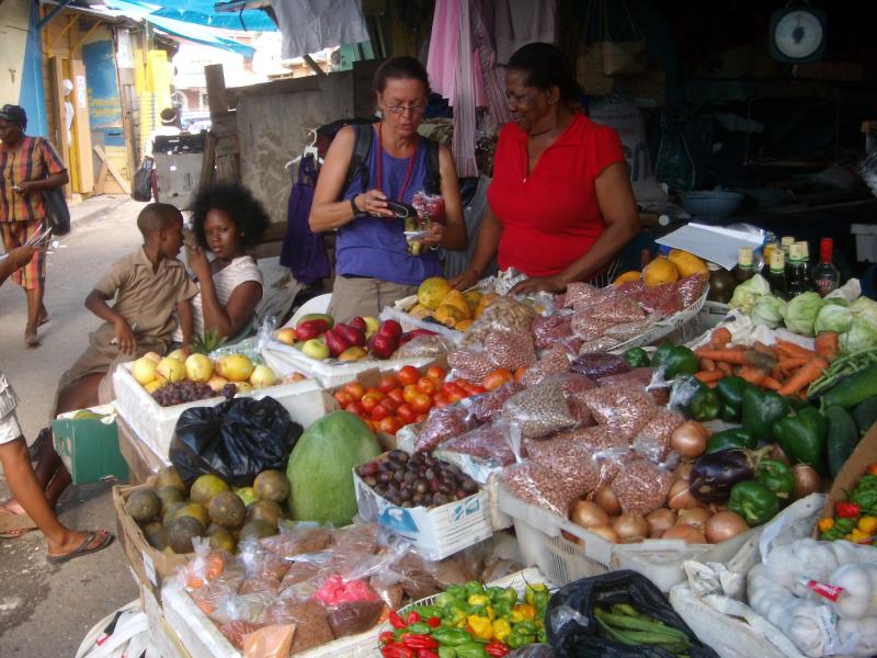 Marktfrau Norma mit ihrem Stand 