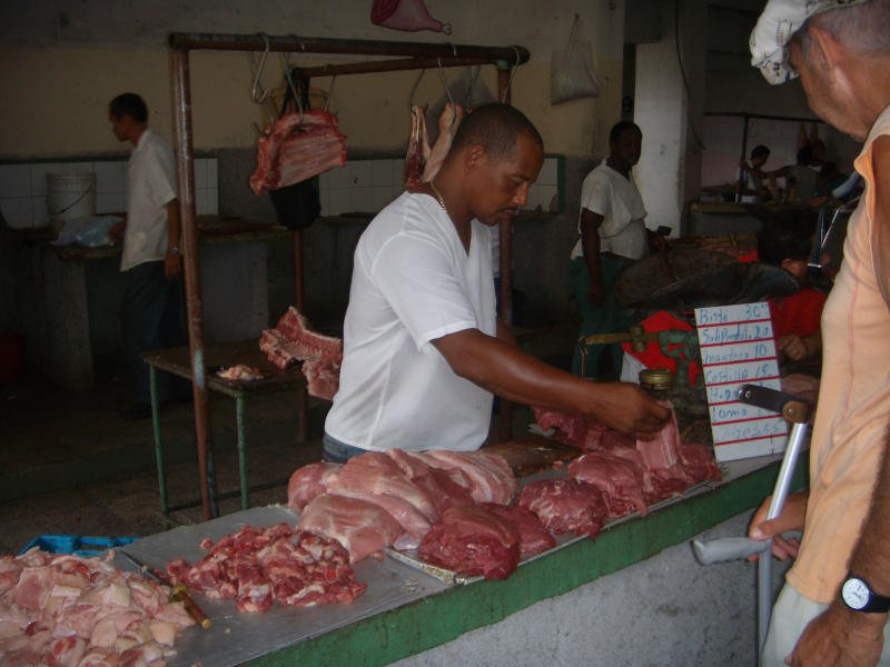 Fleisch posten auf dem Markt 