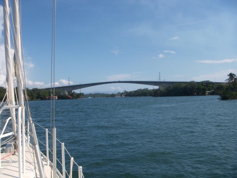 Die höchste Brücke Guatemalas, darunter El Tortugal 