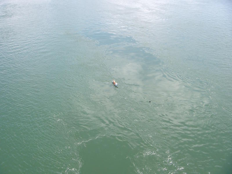 Fischerboot in den Wirbeln 