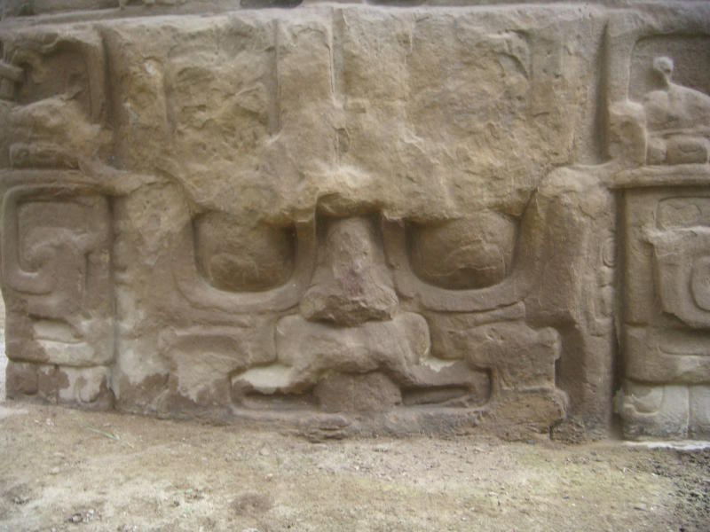 Am Fuss der Stele D 