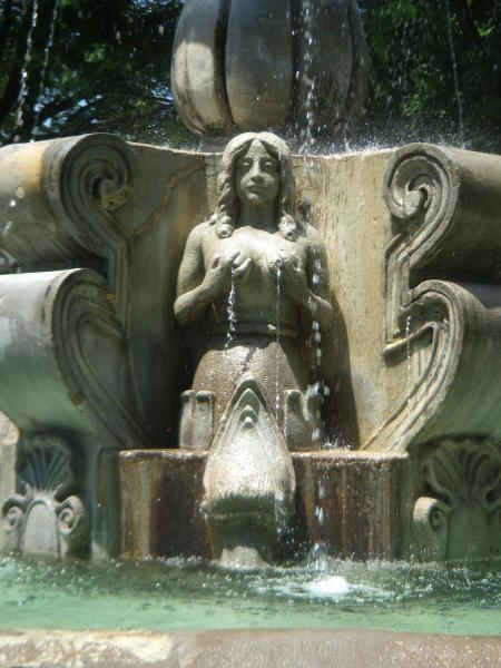 Brunnenfrau im Parque Central 