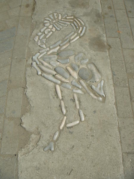 Flamingomosaik auf dem Trottoir 