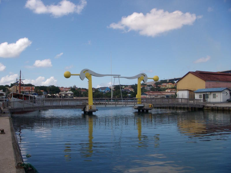 Eine kleine Brücke in Punda 