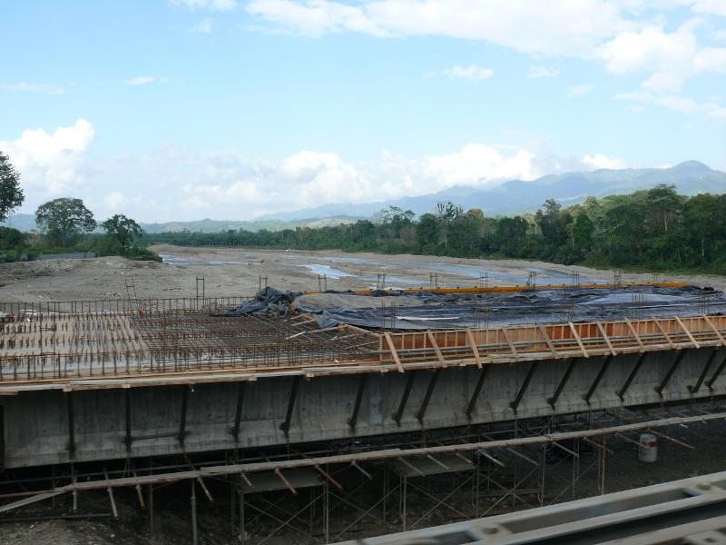 Neue Brücke über den Rio Guyamon 