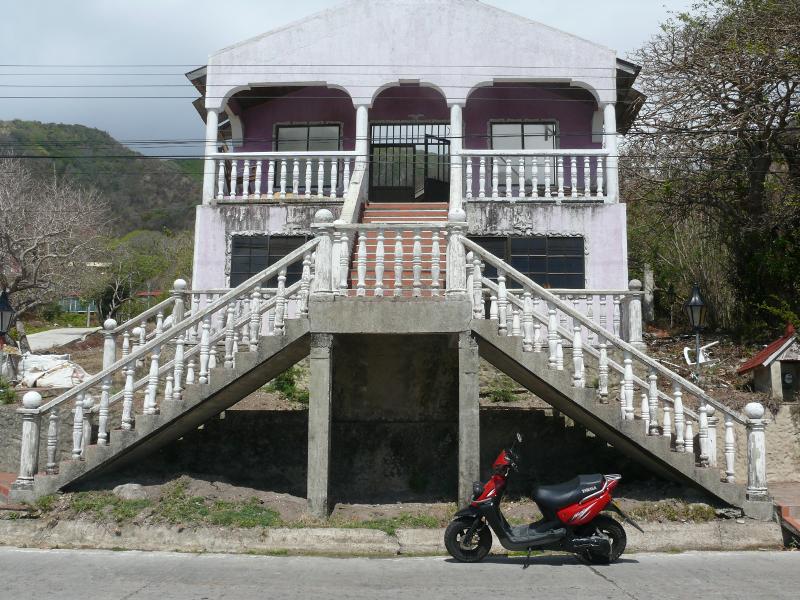 Unser Töff vor Kirchenruine, Punta Rocosa 