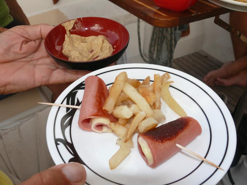 Warmer Balony mit Käse und Pommes 