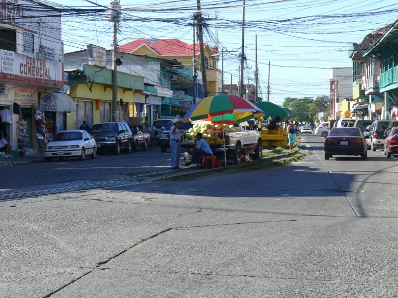 Verkäufer auf den Gleisen, La Ceiba 