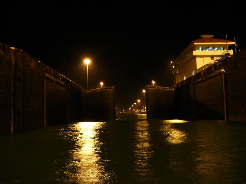 Die erste Schleuse schliesst 