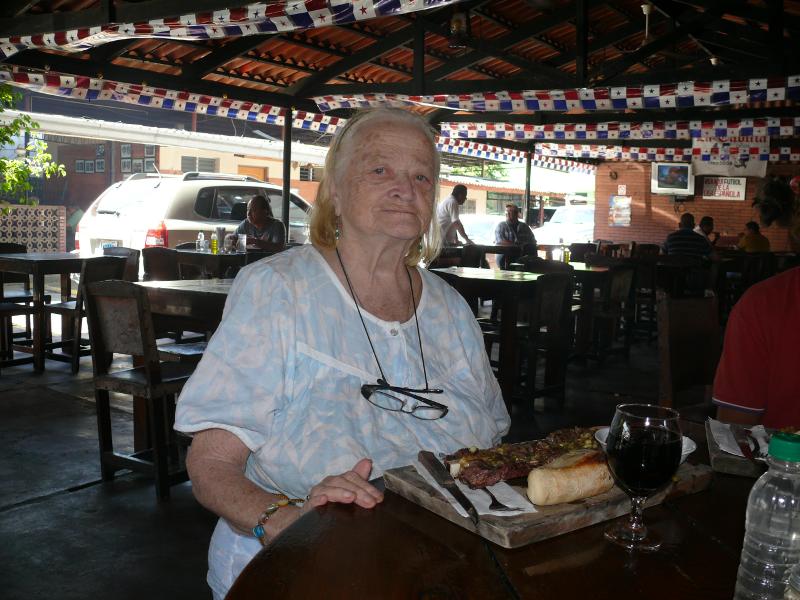 Odette beim Churrasco in Panama Stadt 