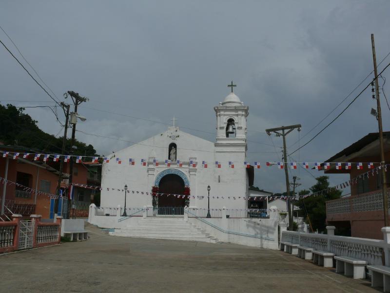 Dorfplatz mit Kirche 