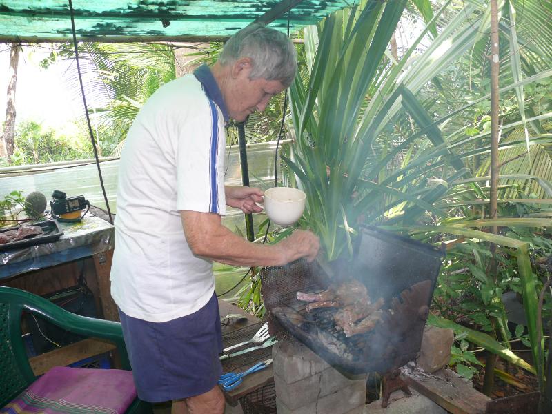 Gerda versieht es mit Marinade 