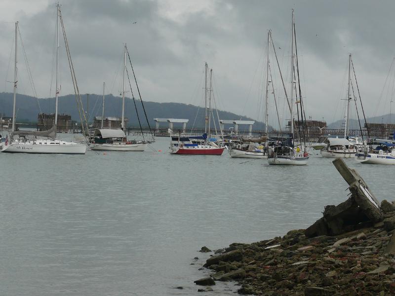 Suleika in Puerto Amistad, im Hintergrund die Brücke im Bau 