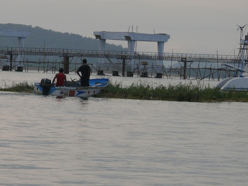 Treibende Inseln im Fluss während der Regenzeit 