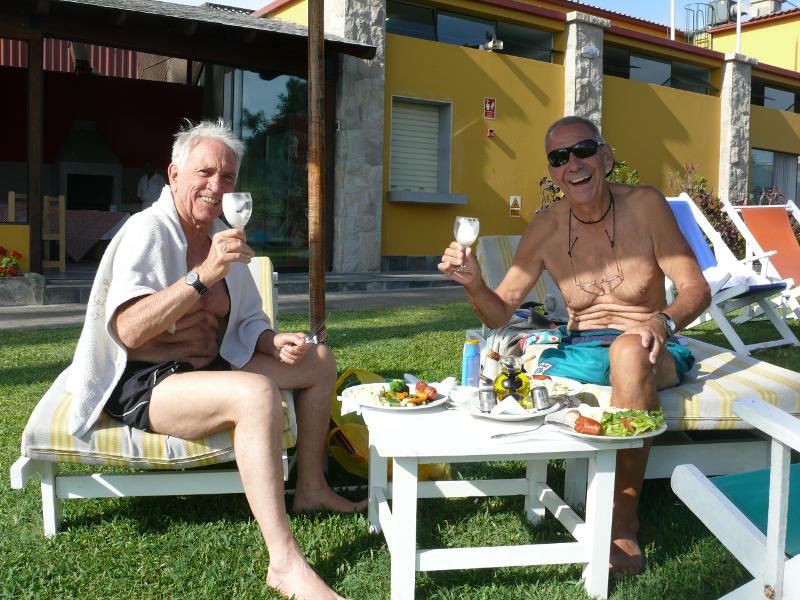 Robert und Martin im Schweizer Club, Lima 
