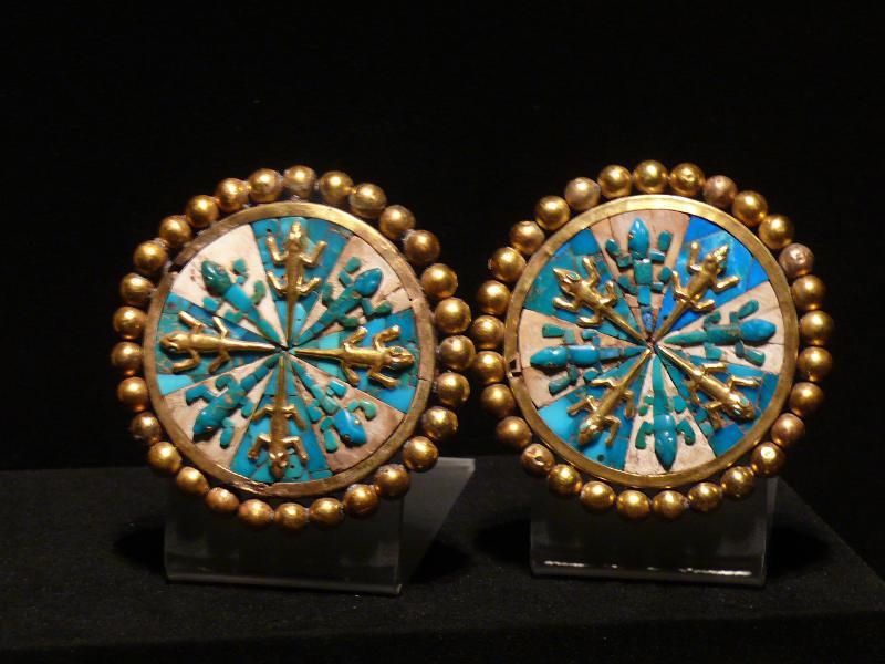 Goldene Ohrpflöcke mit Türkiseinlagen im Museum Rafäl Larco 