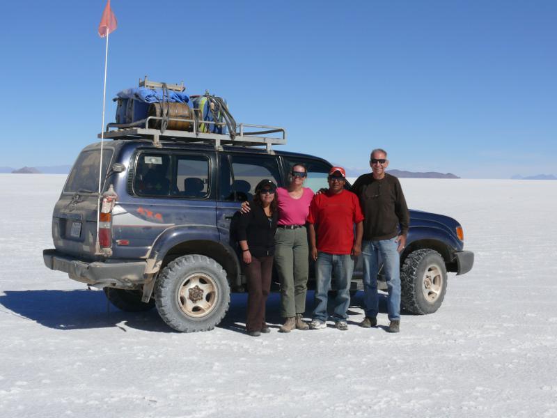 Luci, Ariane, Rubens und Martin vor unserem Landrover 