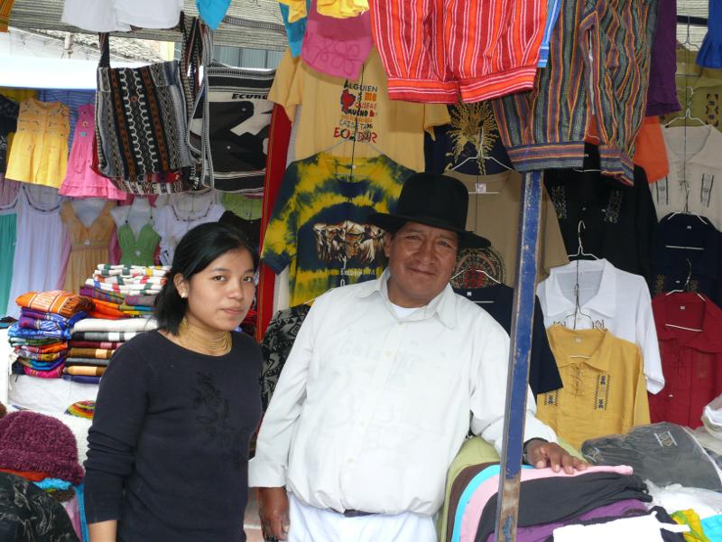 Händlerpaar in typischer Tracht von Otavalo 