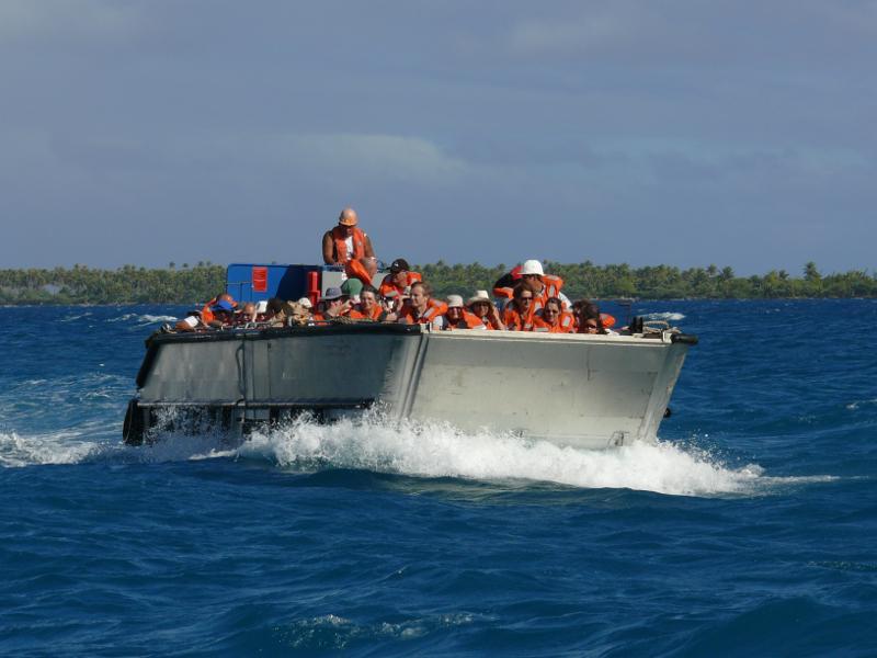 Kreuzfahrtgäste von Aranui 3 beim Landgang 