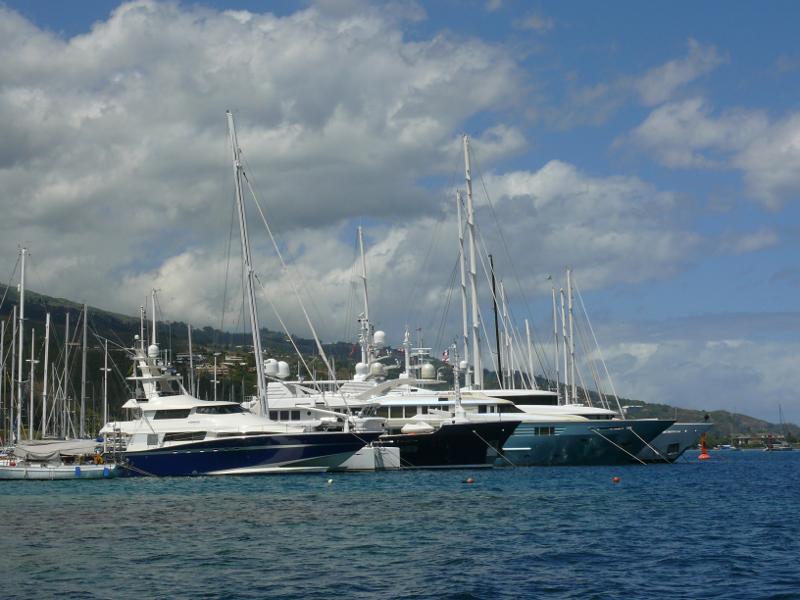 Megajachten in der Marina Taina 