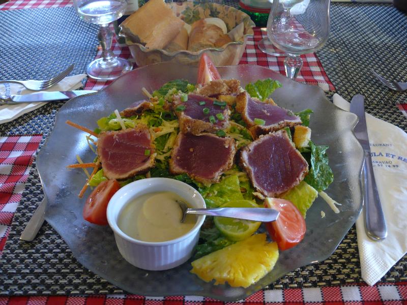 Halbroher, roter Thon auf Cäsarsalat 