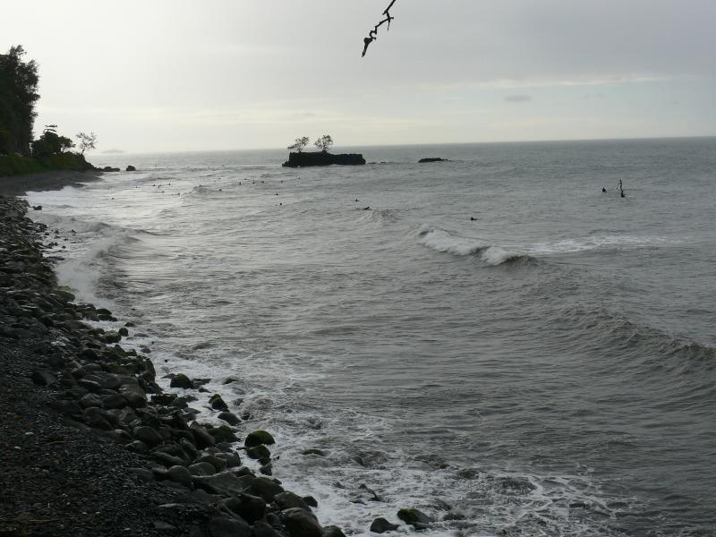 Surfen an der Ostküste, das Riff ist überspült 