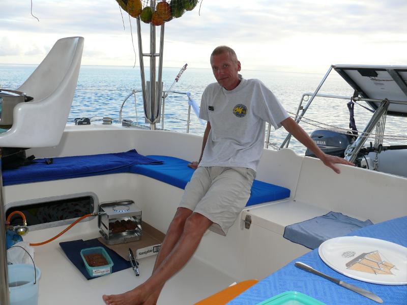 Holger auf Vela am Grillieren 