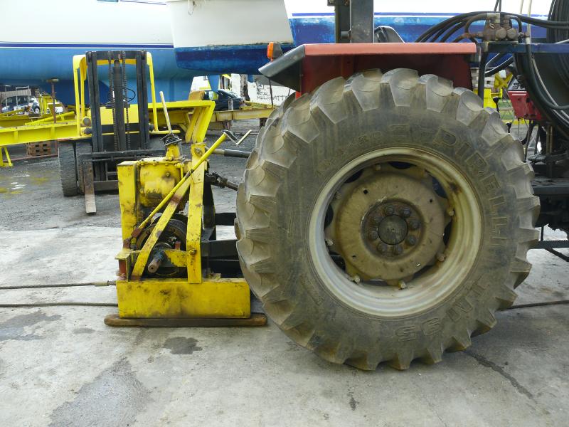 Seilwinde am Traktor zum Rausziehen der Schiffe 