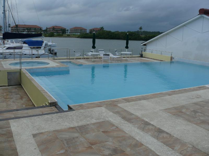 Swimmingpool in der Shelter Bay Marina 