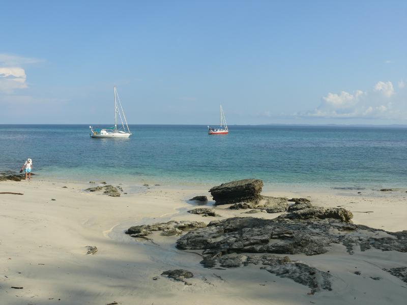 Isla Contadora mit Yvonne, im Vordergrund Penny 