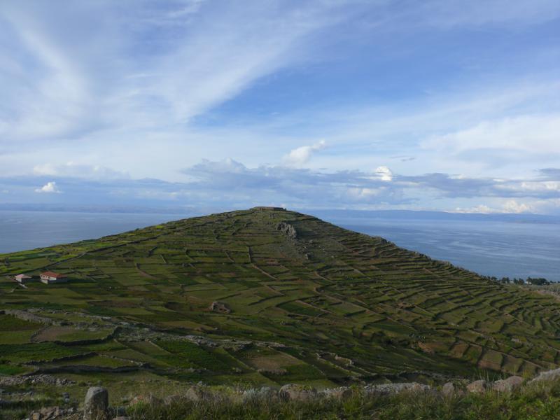 Pachamama (Mutter Erde) – Oben Heiligtum, rundherum Landwirtschaft 