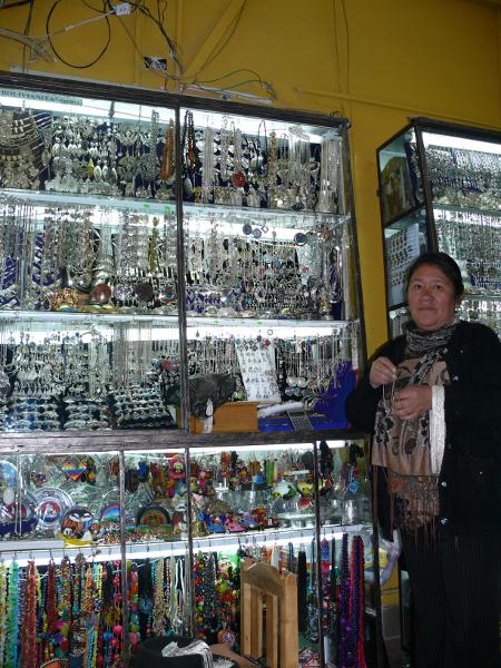 Schmuckverkäuferin in La Paz, Bolivien 