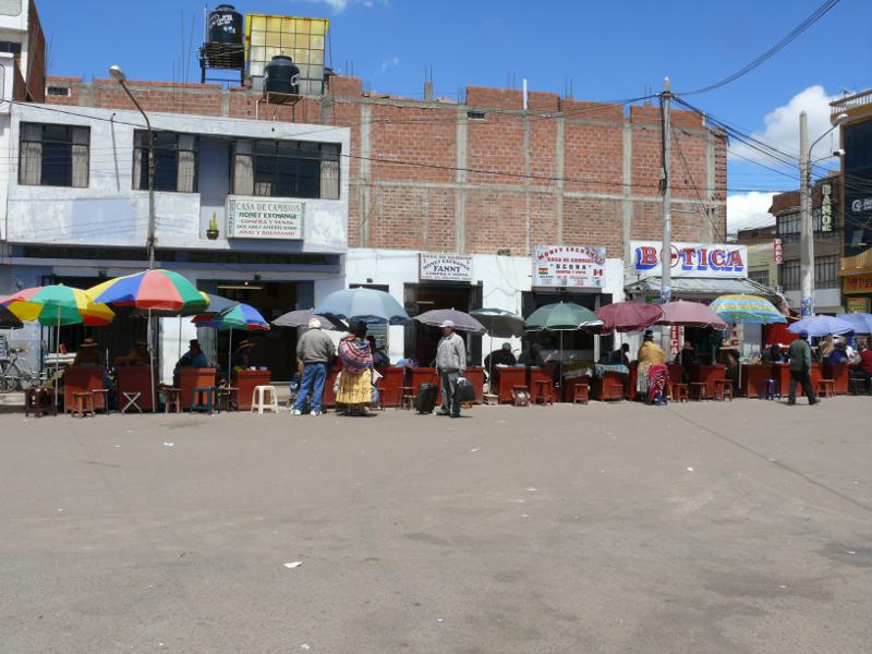 Geldwechselstände an der Grenze Bolivien–Peru 